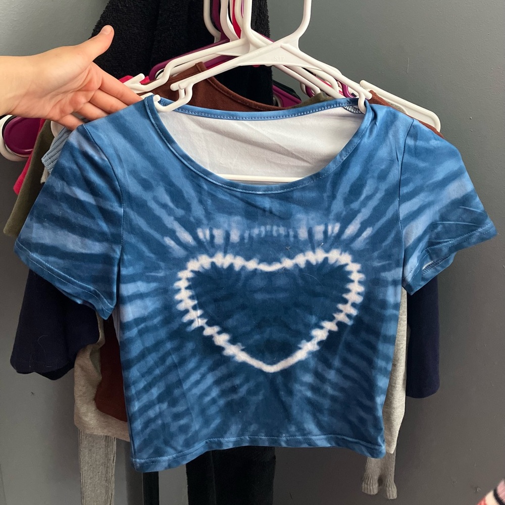 tie dye blue cropped shirt with heart pattern